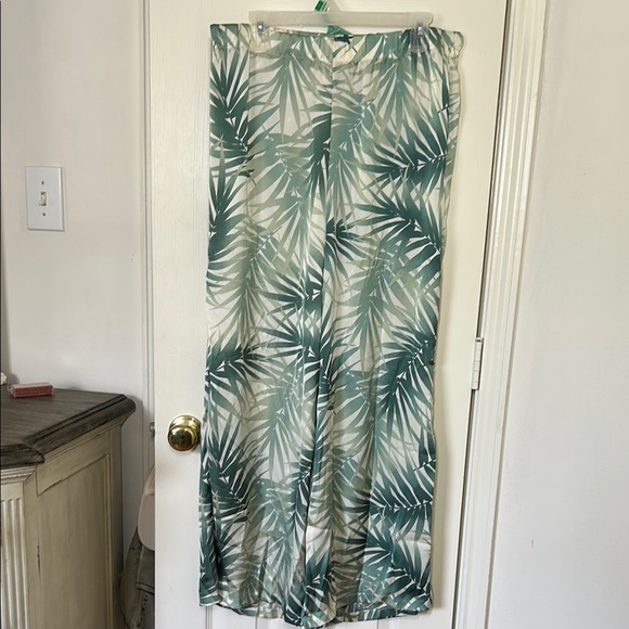 (NWT) Fashion Nova women’s Feeling Breezy Printed Wide Leg Pant. Size Large. - Picture 4 of 8